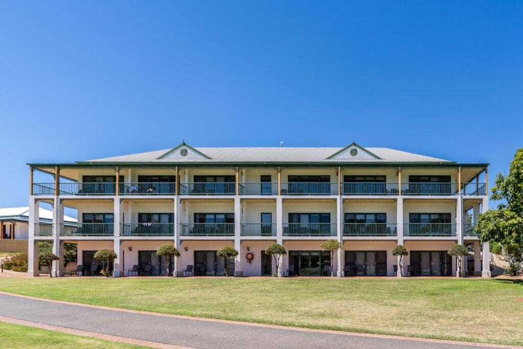 Yarrawonga Mulwala Golf Club Hotel Exterior foto The Village, 2016