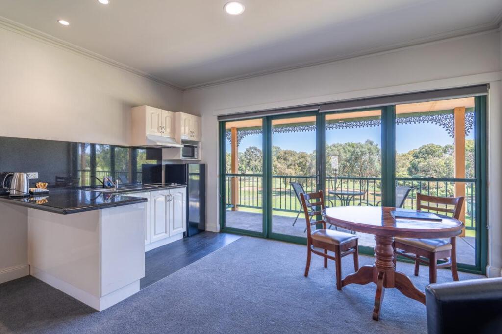 Yarrawonga Mulwala Golf Club Hotel Exterior foto A typical apartment at the resort