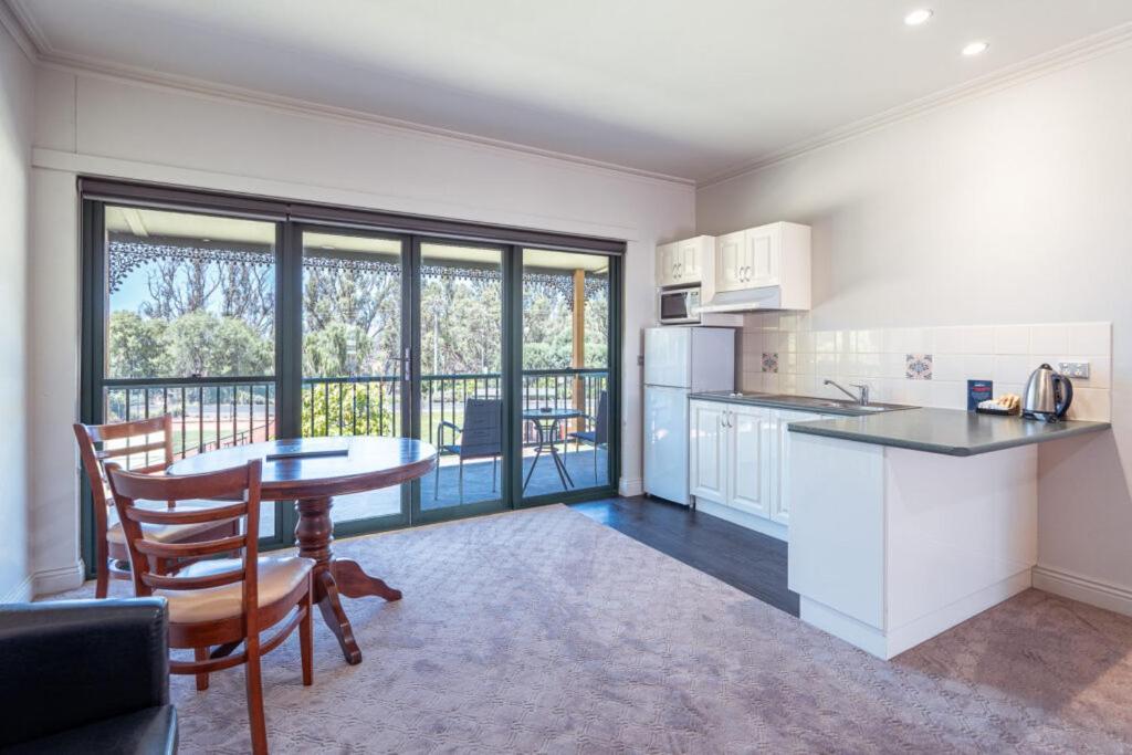 Yarrawonga Mulwala Golf Club Hotel Exterior foto A typical apartment at the University of Western Australia