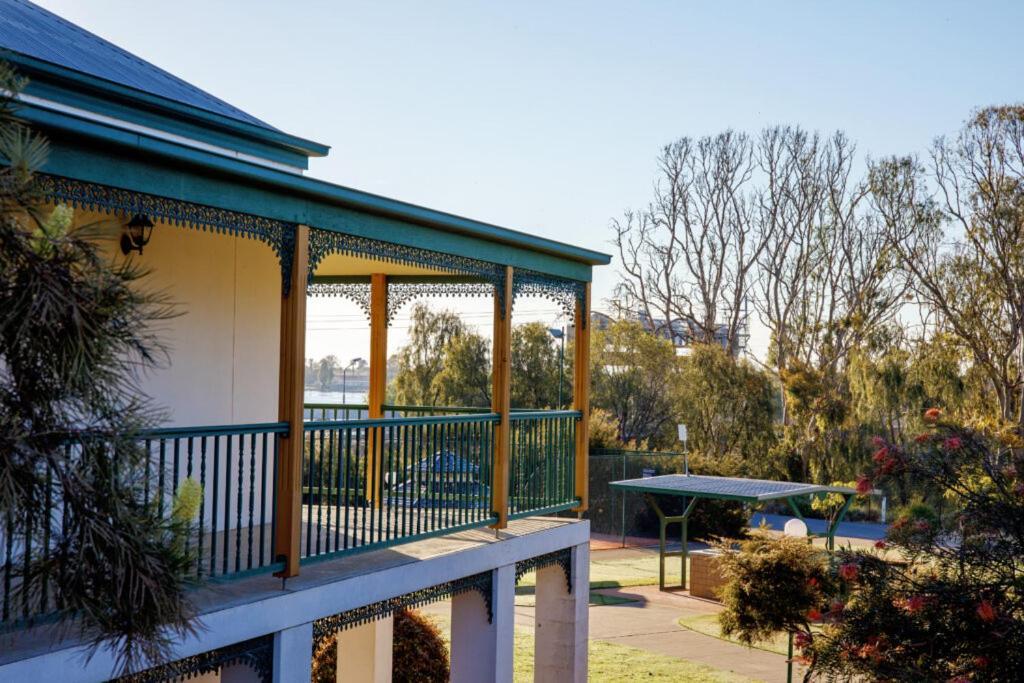 Yarrawonga Mulwala Golf Club Hotel Exterior foto The verandah of the house