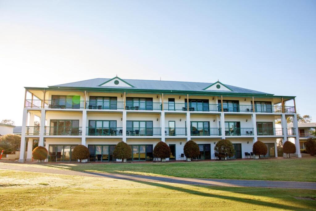 Yarrawonga Mulwala Golf Club Hotel Exterior foto The clubhouse at the Links Lady Bay Golf Course