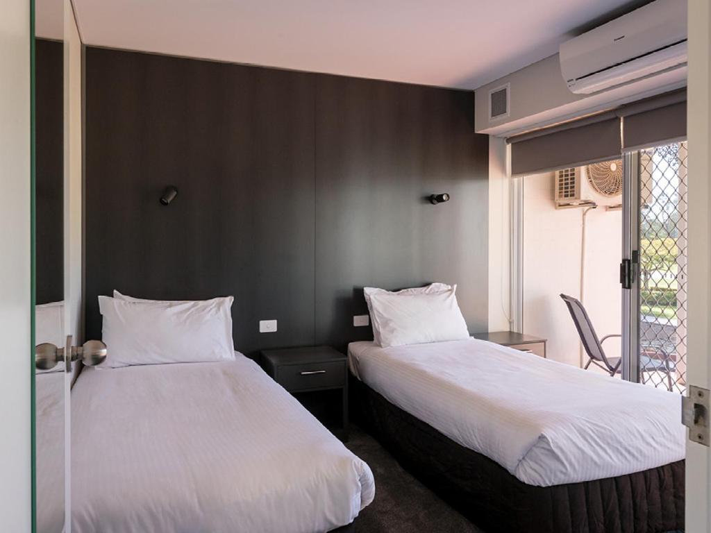 Yarrawonga Mulwala Golf Club Hotel Exterior foto A typical room at the hotel