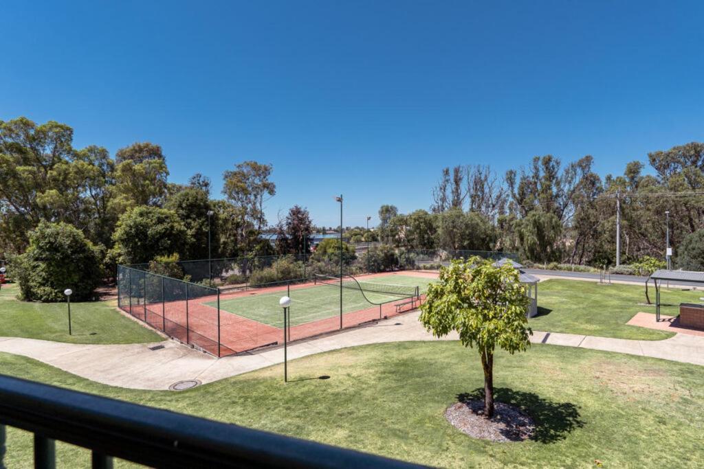 Yarrawonga Mulwala Golf Club Hotel Exterior foto Tennis and netball courts at the University of South Australia's City Campus