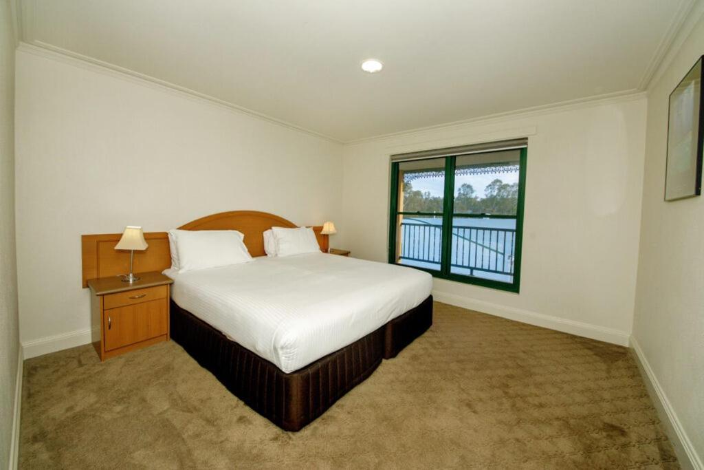 Yarrawonga Mulwala Golf Club Hotel Exterior foto A bedroom at the hotel
