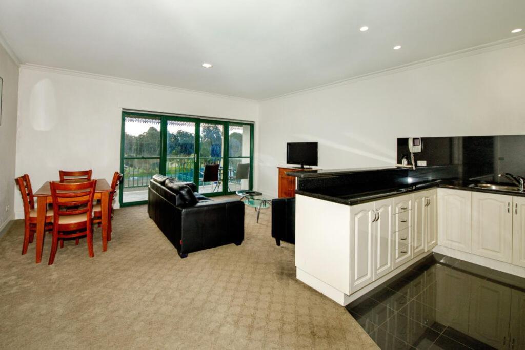 Yarrawonga Mulwala Golf Club Hotel Exterior foto A typical apartment at the Village