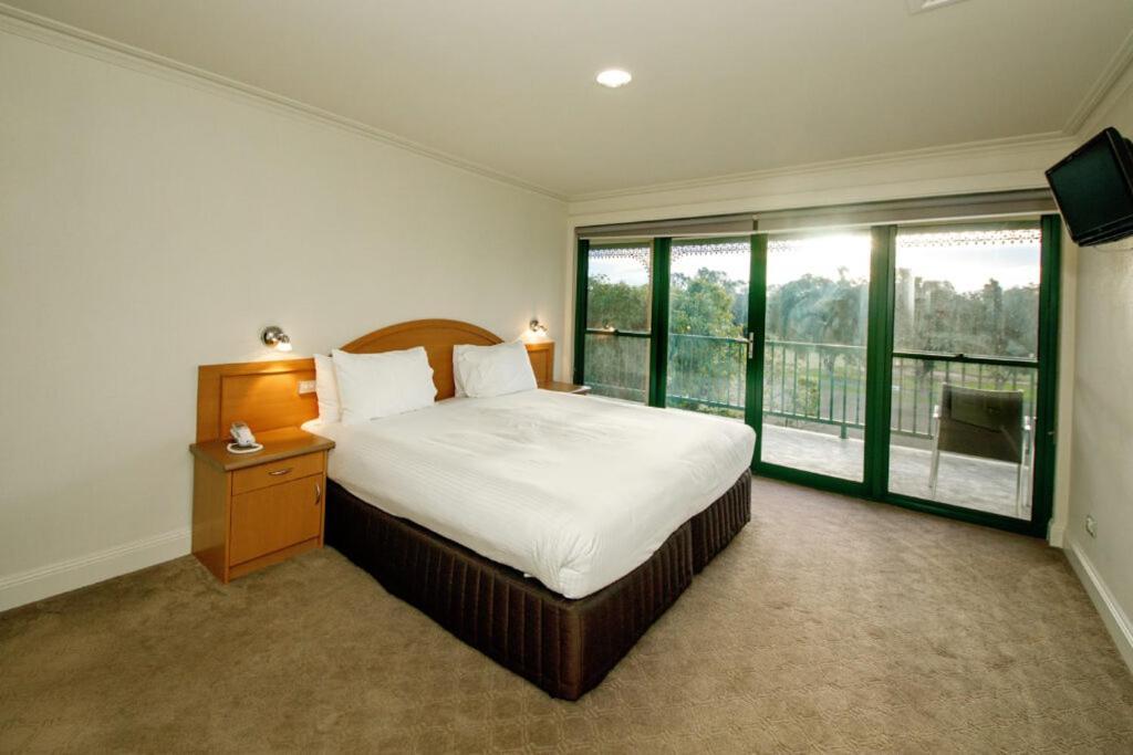 Yarrawonga Mulwala Golf Club Hotel Exterior foto A bedroom at the hotel