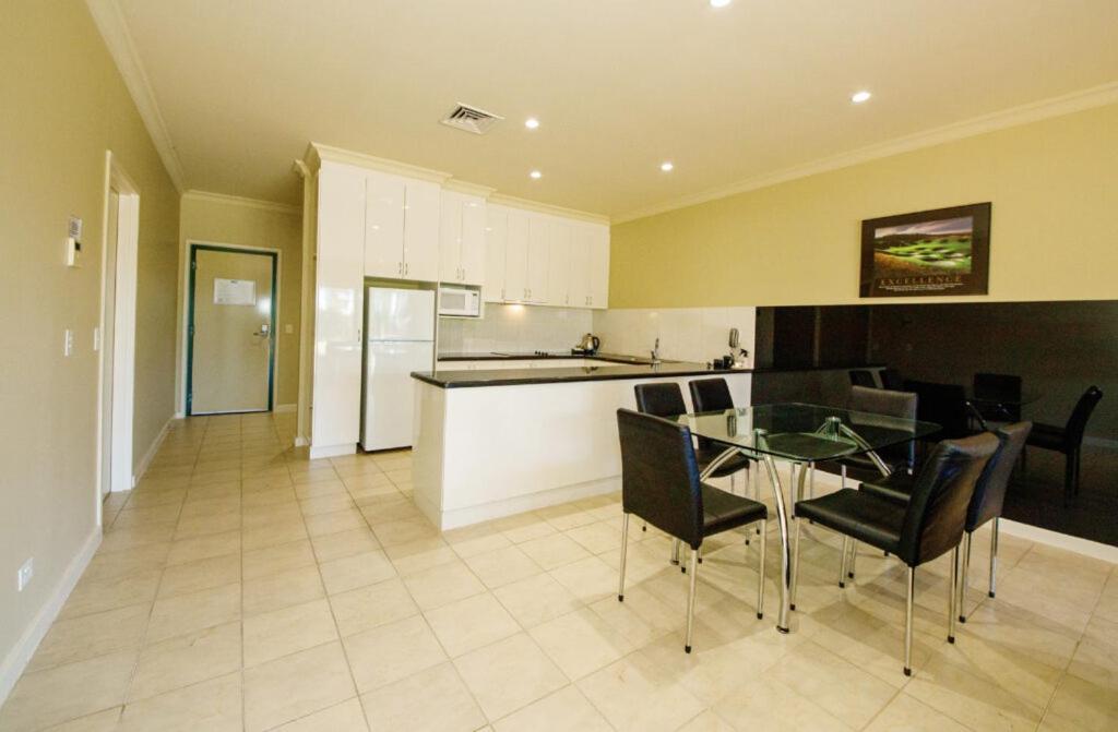 Yarrawonga Mulwala Golf Club Hotel Exterior foto A kitchen in a typical apartment