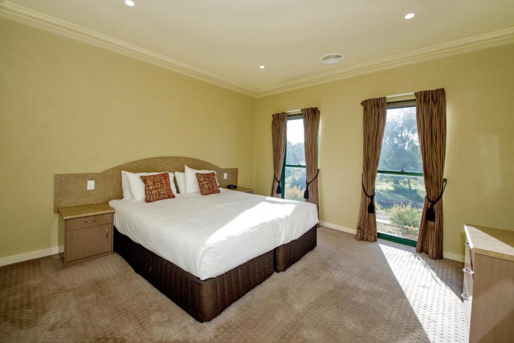 Yarrawonga Mulwala Golf Club Hotel Exterior foto A bedroom at the hotel