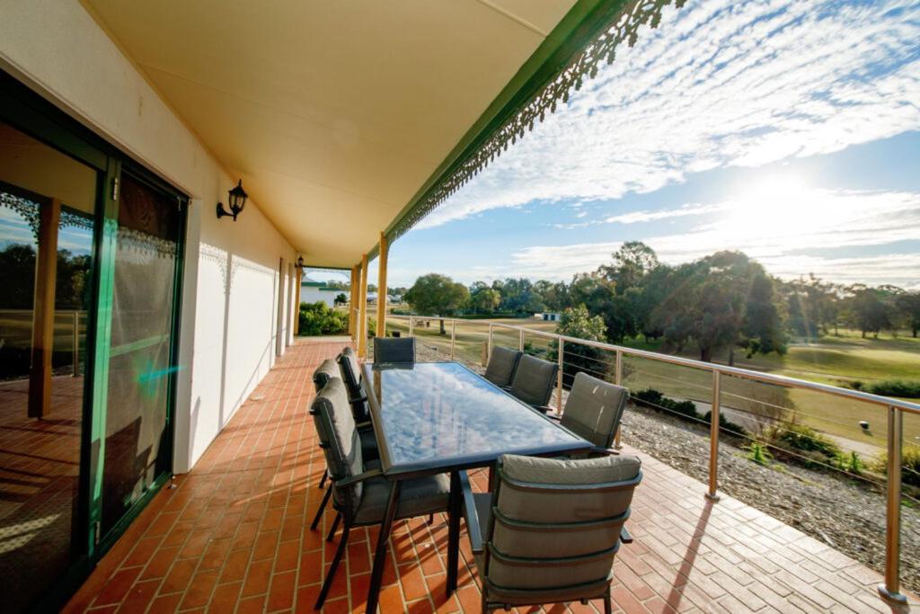 Yarrawonga Mulwala Golf Club Hotel Exterior foto A balcony in Australia