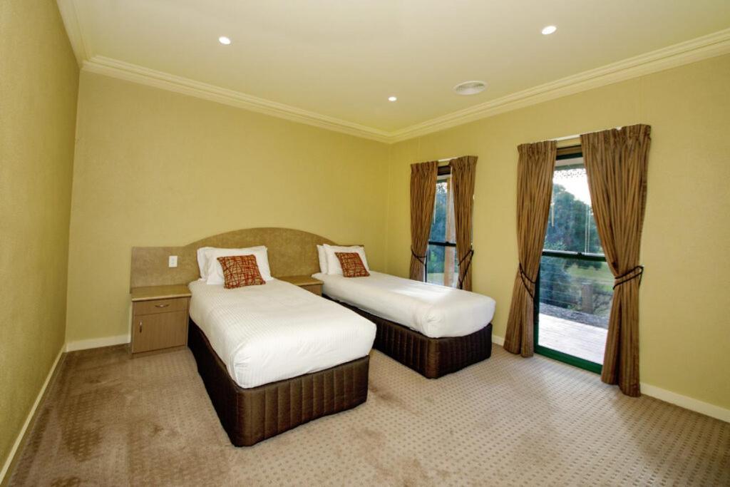 Yarrawonga Mulwala Golf Club Hotel Exterior foto A bedroom at the hotel