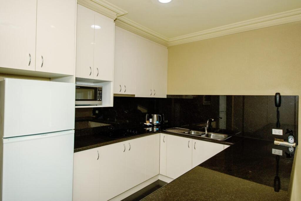 Yarrawonga Mulwala Golf Club Hotel Exterior foto A typical kitchen in a student apartment