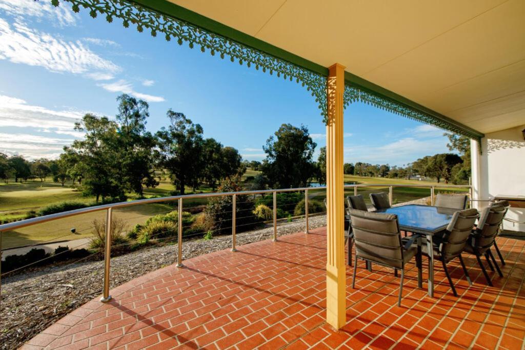 Yarrawonga Mulwala Golf Club Hotel Exterior foto Clubhouse balcony