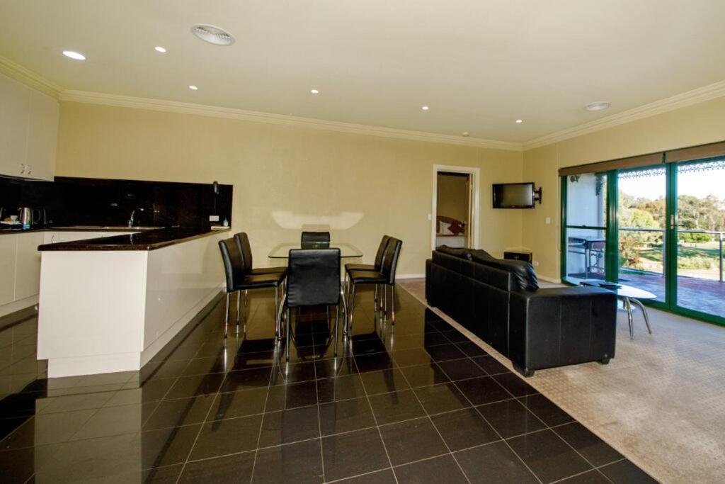 Yarrawonga Mulwala Golf Club Hotel Exterior foto A typical apartment at the hotel
