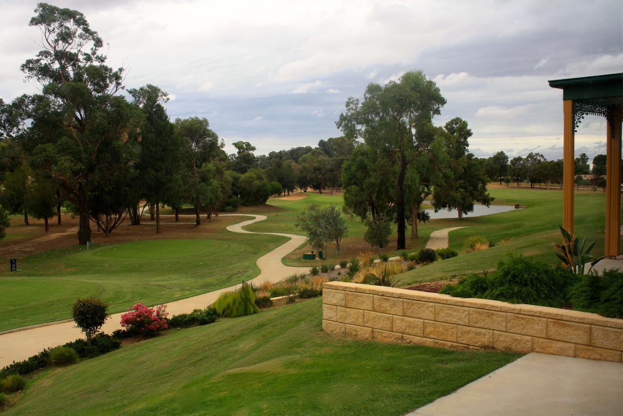 Yarrawonga Mulwala Golf Club Hotel Exterior foto The 18th hole at the Vines Resort and Country Club