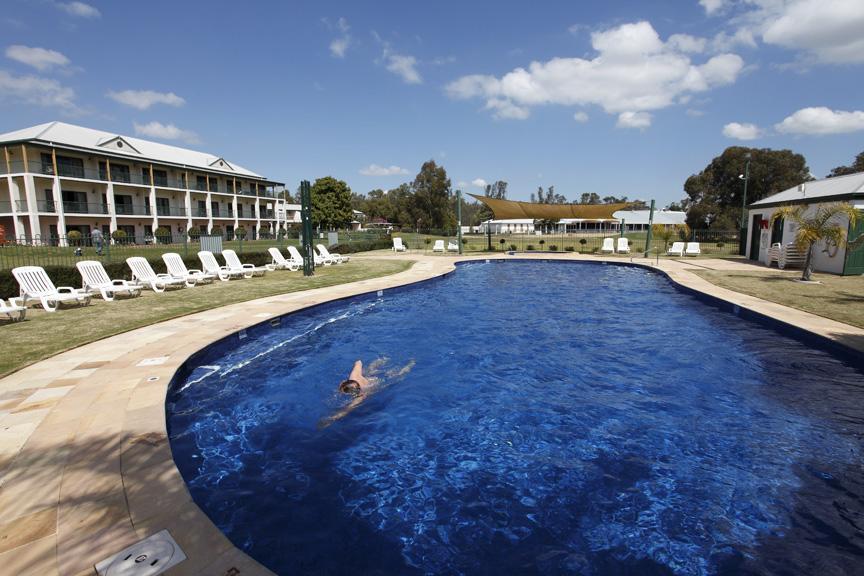 Yarrawonga Mulwala Golf Club Hotel Exterior foto The pool at the Club Hotel