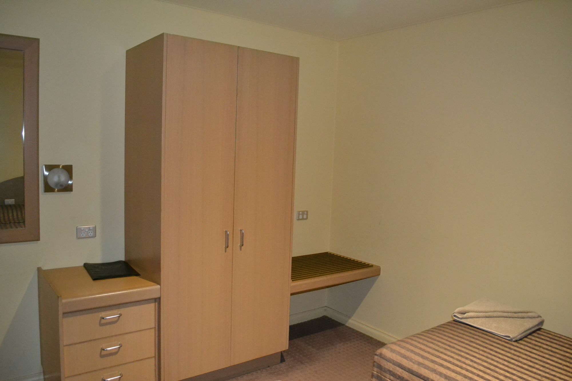 Yarrawonga Mulwala Golf Club Hotel Exterior foto A typical bedroom in the halls of residence